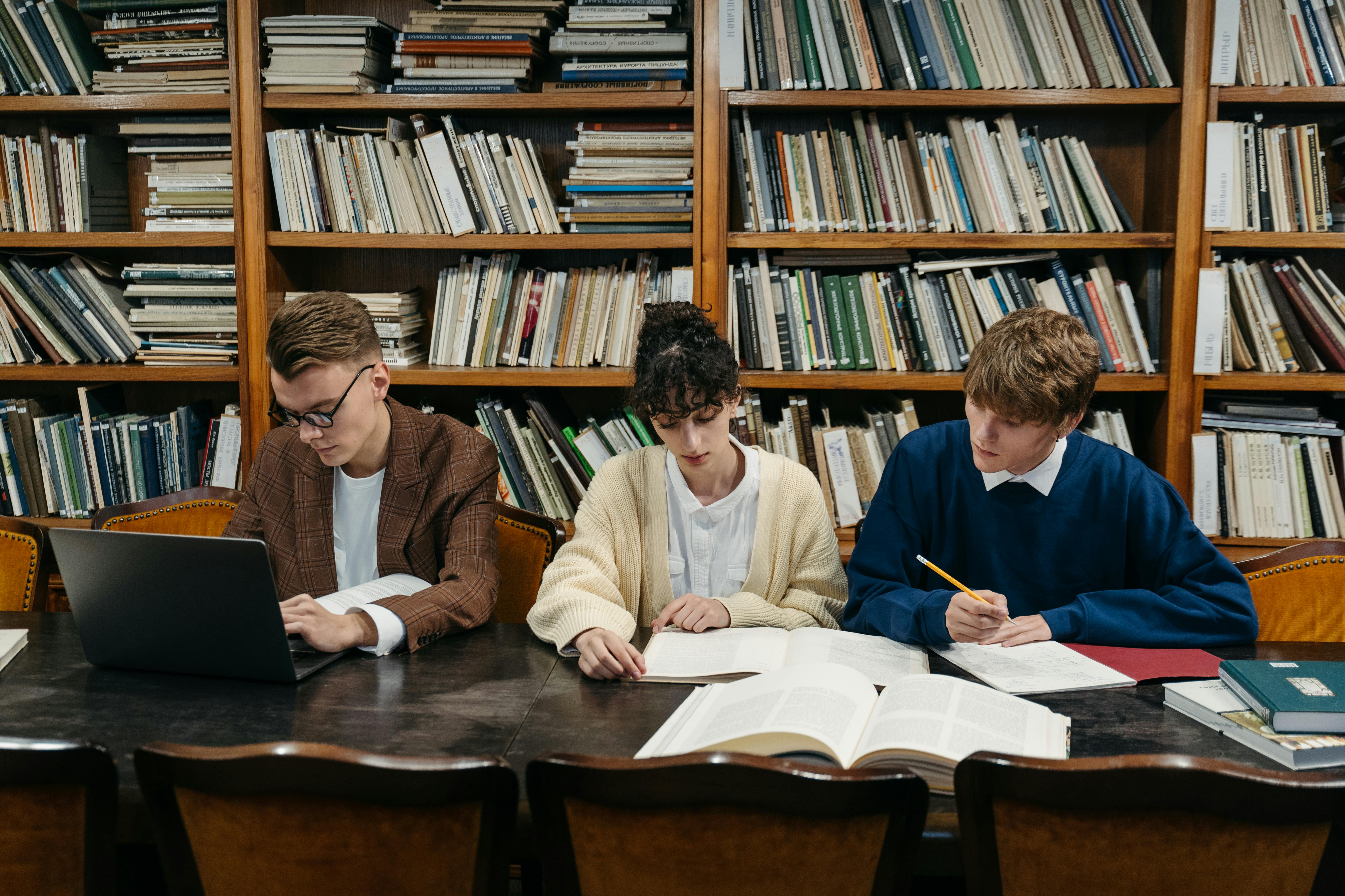 Alunos estudando em biblioteca